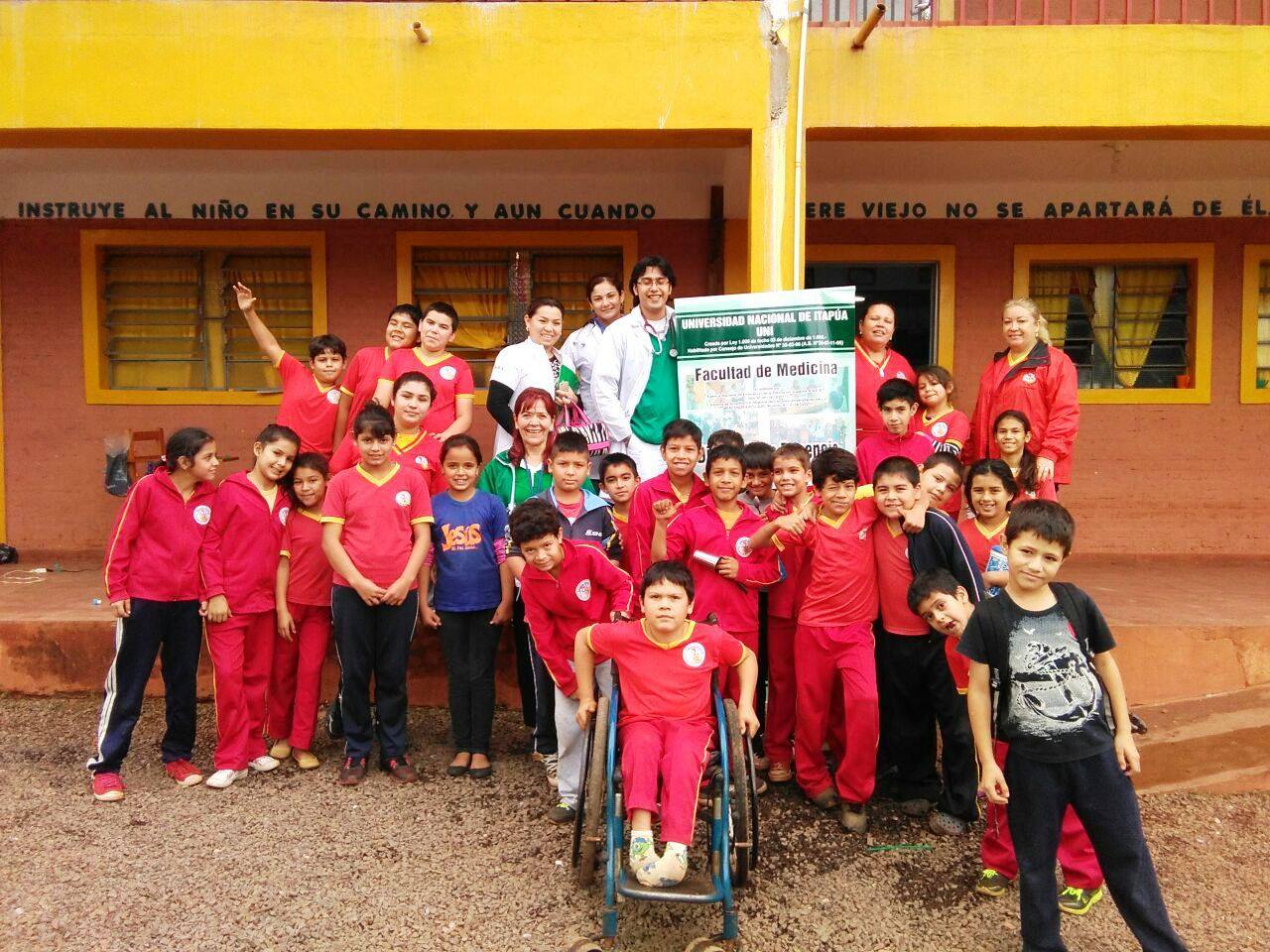 Residentes de Pediatría realizan Fichas Médicas para una escuela de la Comunidad