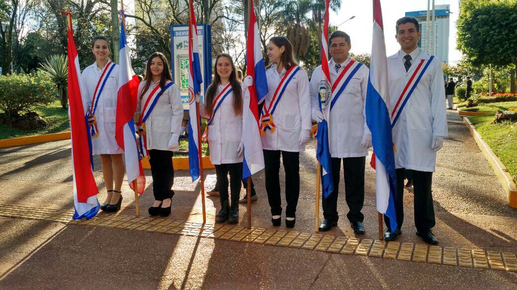 Futuros Médicos de la UNI  Honran a la Bandera en su Día