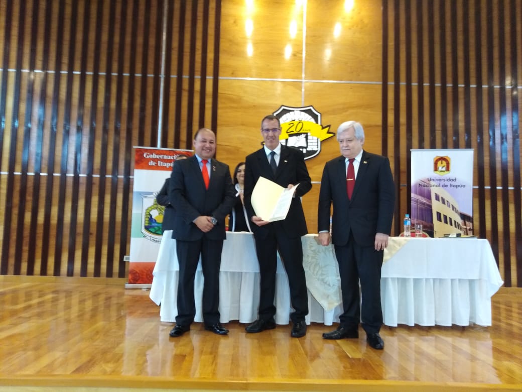 Acto de Firma de Convenio entre la Universidad Nacional de Itapúa y la Gobernación de Itapúa