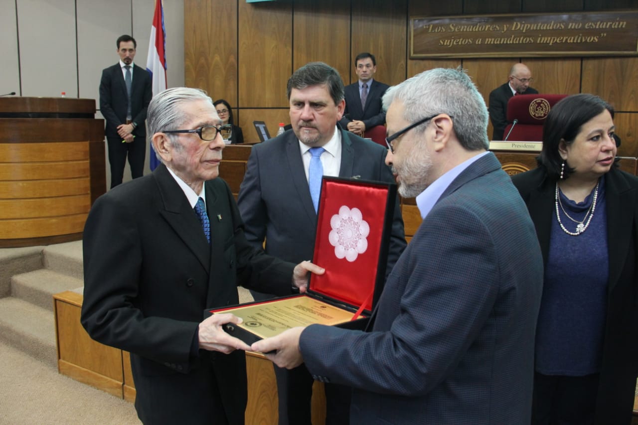 Primer Decano de la Facultad de Medicina UNI recibe reconocimiento del Congreso Nacional