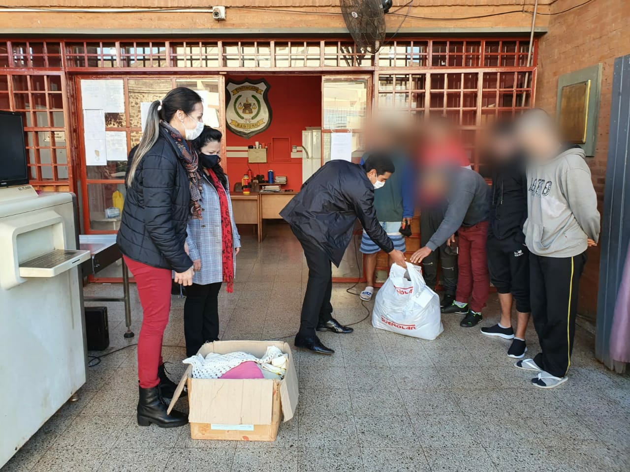 “Medicina te abriga” entrega donativos al CERESO