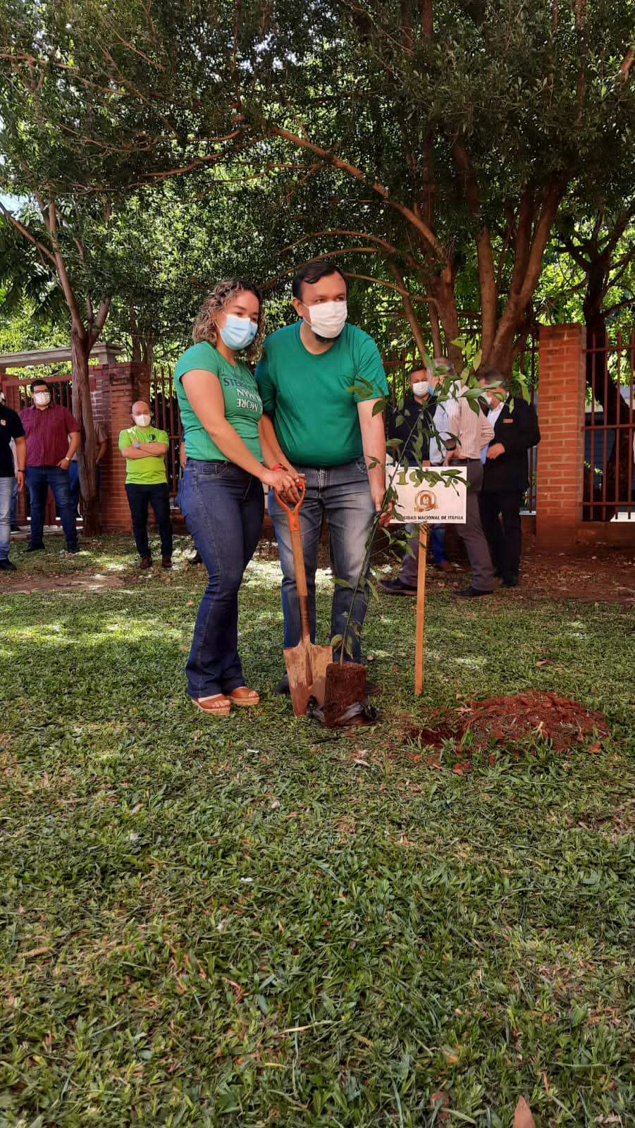 Plantación de árboles nativos por los 25 años de la Universidad Nacional de Itapúa