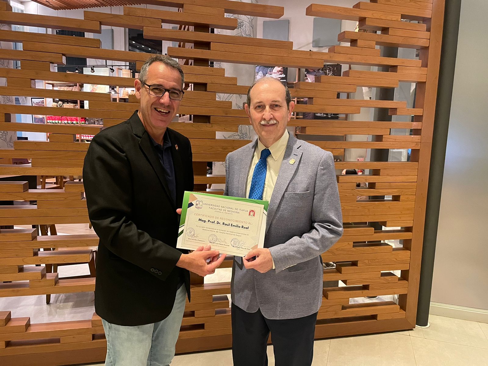 Reconocimiento a destacado docente de la Facultad de Medicina UNI