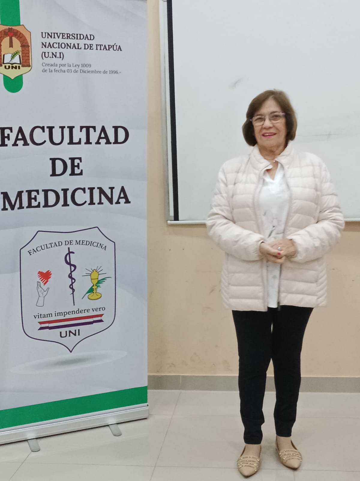 Reconocimiento y Gratitud en su último día de clases en Medicina UNI a la Prof. Titular. Dra. Nimia Alicia Lird de Mendoza.