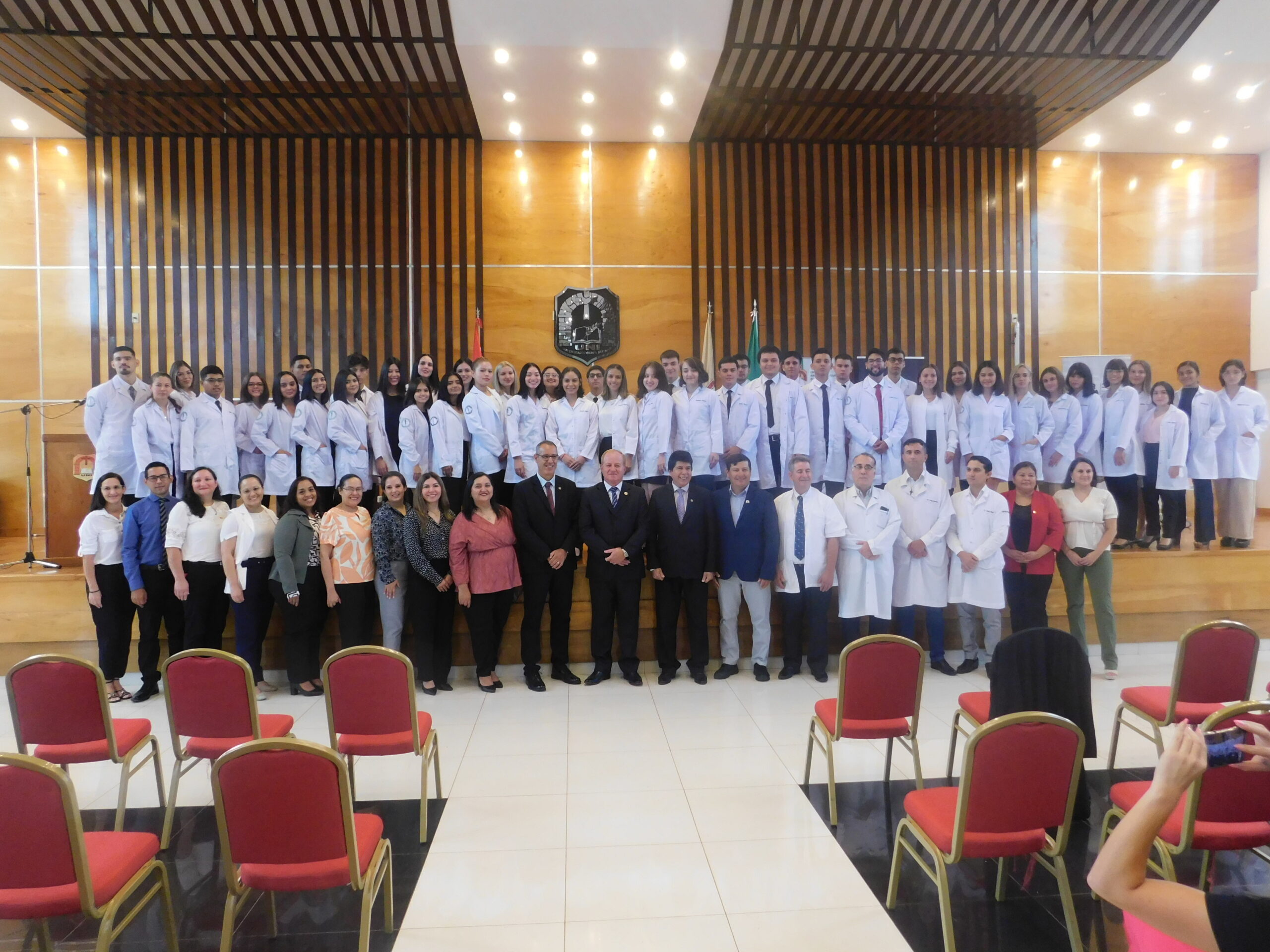 Inicio a las actividades académicas y llamado de lista de los estudiantes del primer año de la Facultad de Medicina de la Universidad Nacional de Itapúa