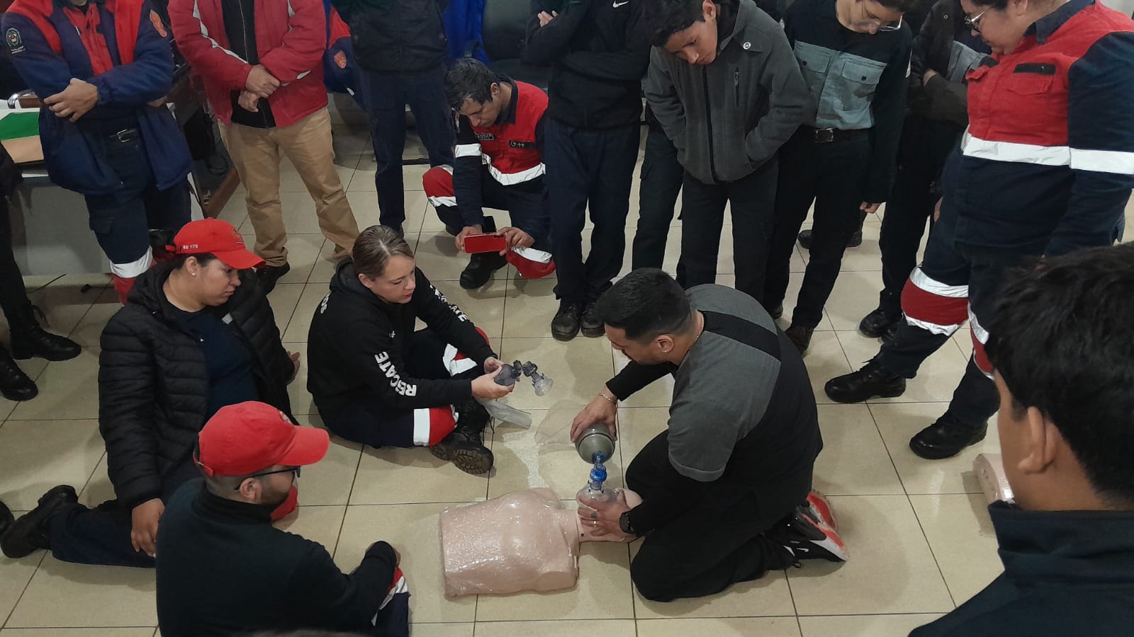 Capacitación en RCP y Uso de DEA para Bomberos Voluntarios de Encarnación