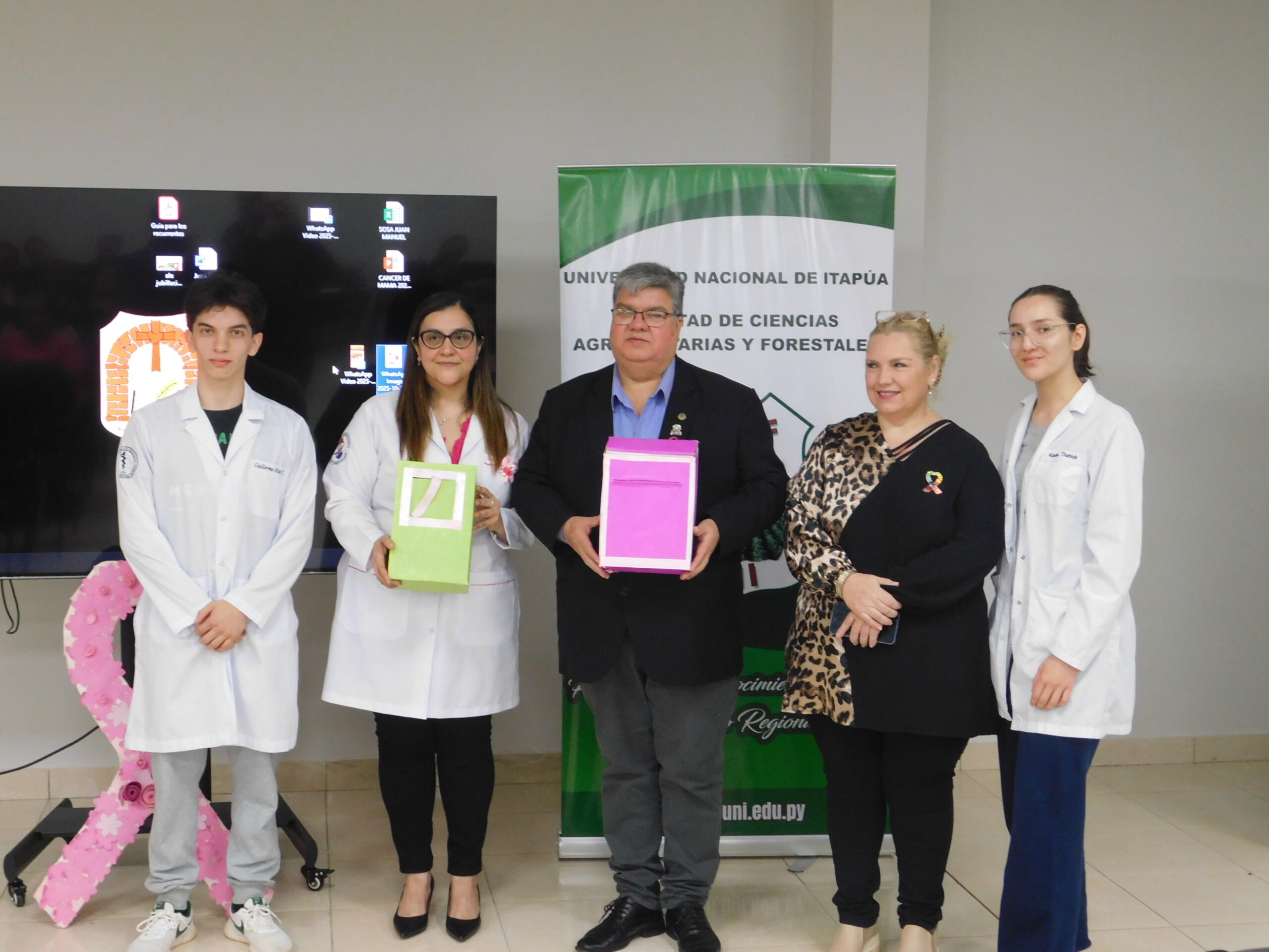 Estudiantes de Medicina de la UNI entregan buzones con mensajes motivacionales para pacientes oncológico Estudiantes de Medicina de la UNI entregan buzones con mensajes motivacionales para pacientes oncológico