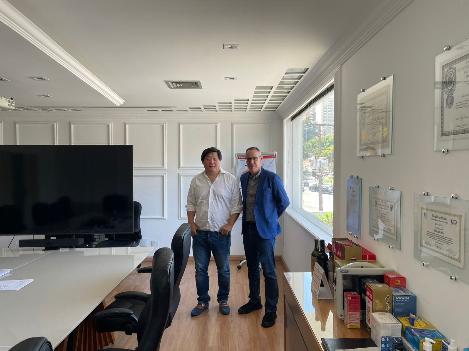 Reunión estratégica para fortalecer la asistencia en salud, la innovación y la investigación