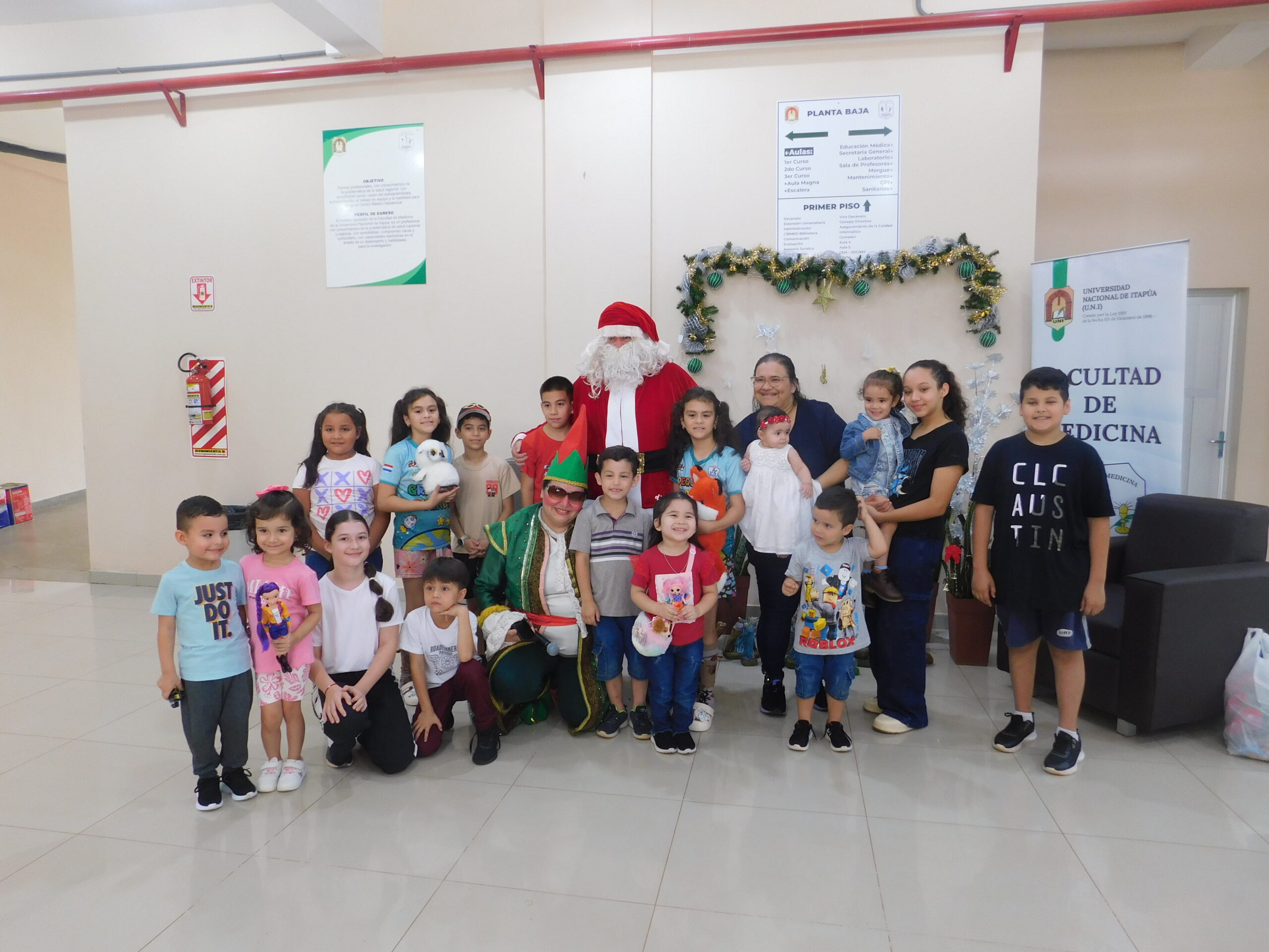 Visita de Papá Noel en la Facultad de Medicina – UNI