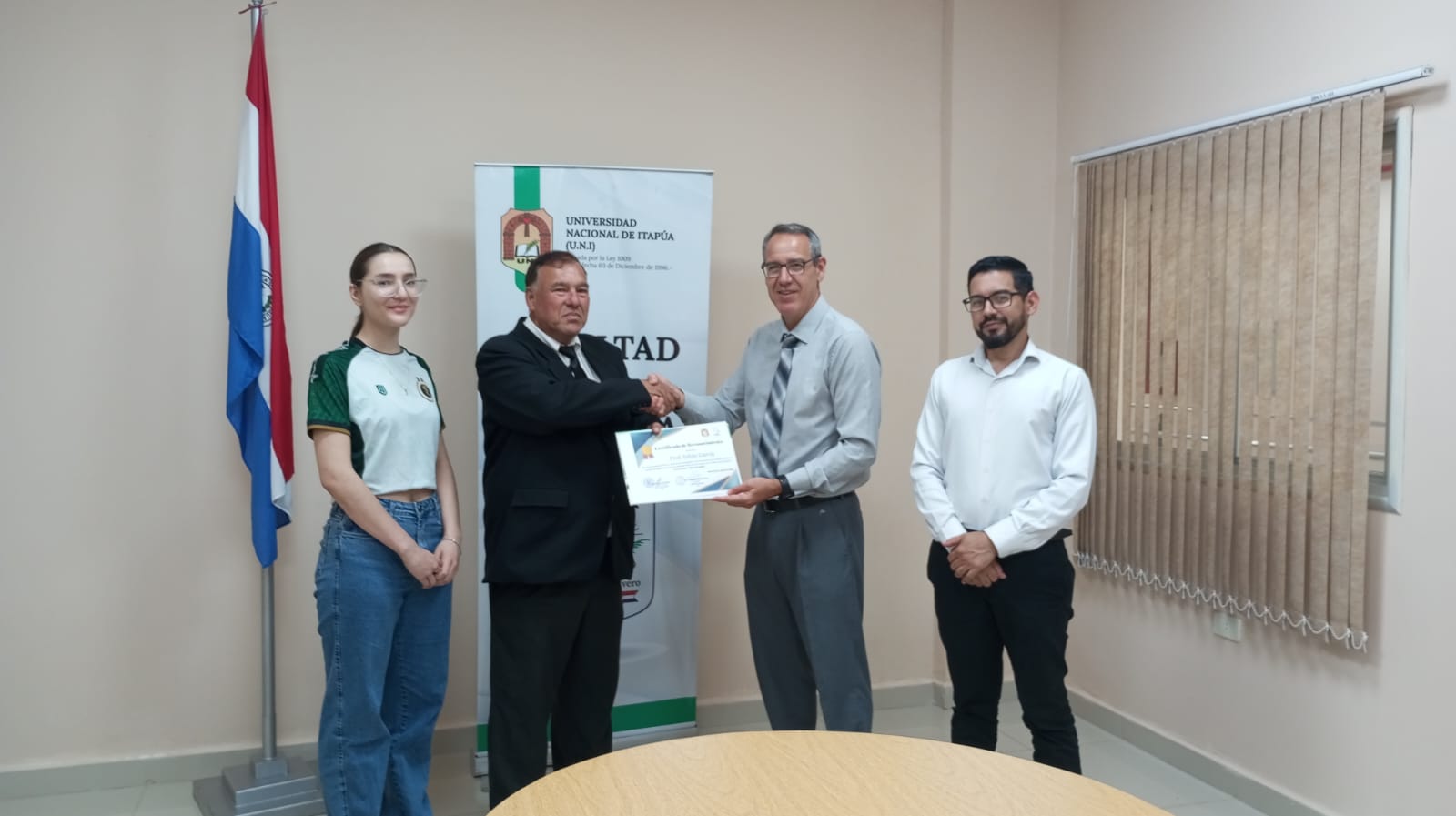Reconocimiento al Prof. Julián García por su aporte al proyecto “Vida Saludable” Reconocimiento al Prof. Julián García por su aporte al proyecto “Vida Saludable”