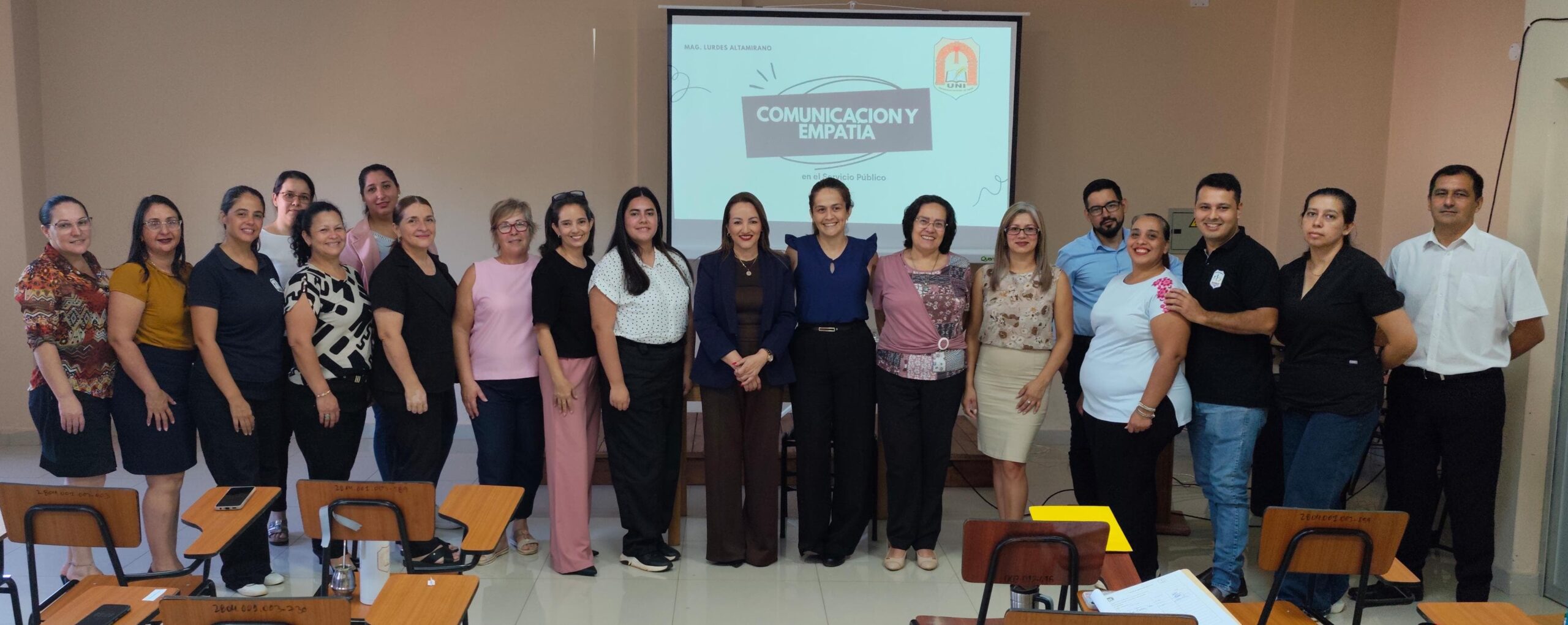Funcionarios de la Facultad de Medicina UNI se capacitan en comunicación y empatía en el servicio público.