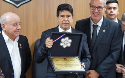 Consejo Superior Universitario reconoce al Viceministro de Educación Superior.