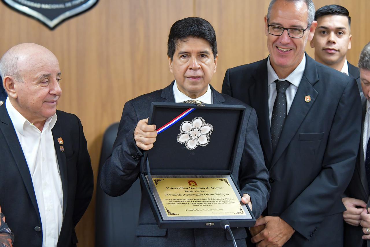 Consejo Superior Universitario reconoce al Viceministro de Educación Superior.