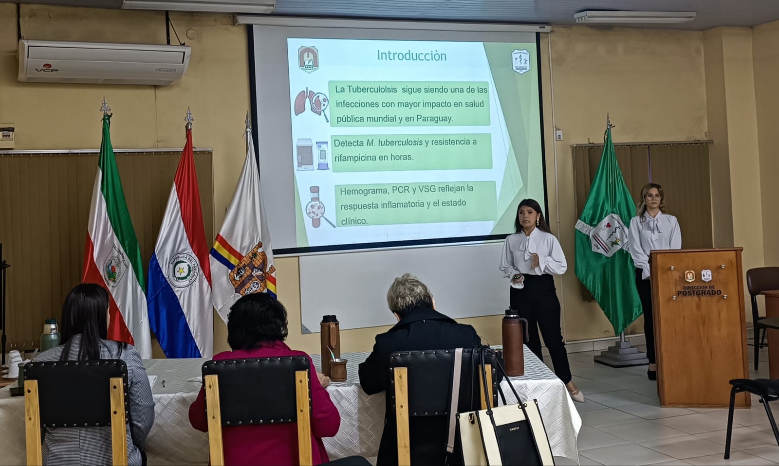 Estudiantes de la Especialización en Bioquímica Clínica realizaron la defensa de sus trabajos de investigación.